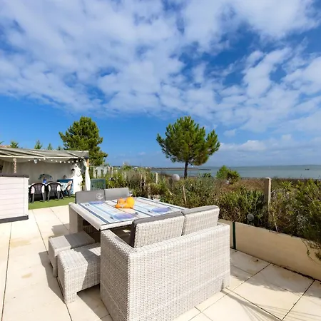 Holiday home Les Pieds Dans L'eau
